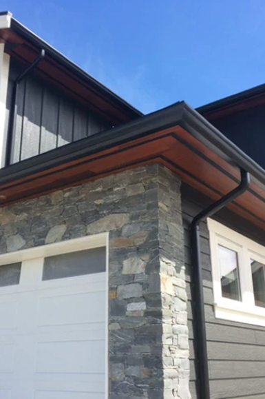 Gouttières en aluminium noires installées sur une maison moderne à Sainte-Adèle dans les Laurentides